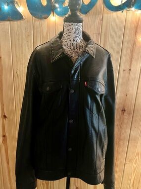 💋Levi's Black Faux Leather Bomber-Style Trucker Jacket💋
